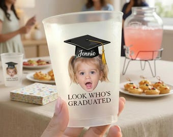Spersonalizowany, matowy kubek z okazji ukończenia szkoły ze zdjęciem z dzieciństwa, zobacz, kto ukończył szkołę, kubek z rocznika 2026, matowy plastikowy kubek dla absolwentów, prezent na kubek dla absolwentów