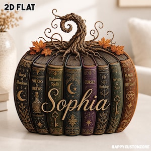Peut inclure: Un objet décoratif en forme de citrouille composé de plusieurs dos de livres verticaux avec des titres comme Book of Shadows, Potions & Brews, Enchanted Spells, Curses, Herbology, Fortune & Fate et Magic & Rituals, portant le nom Sophia.