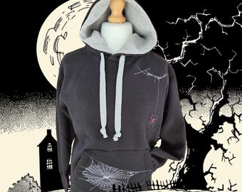 Diseñador web: Sudadera con capucha de telaraña y telaraña de viuda negra bordada.