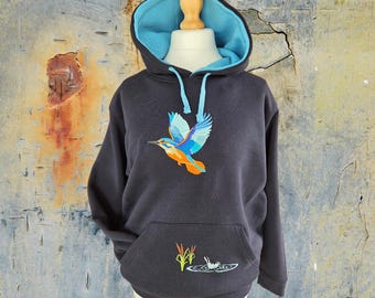 Martín pescador en vuelo: sudadera con capucha bordada; sudadera con capucha para adultos Martín pescador y estanque con juncos