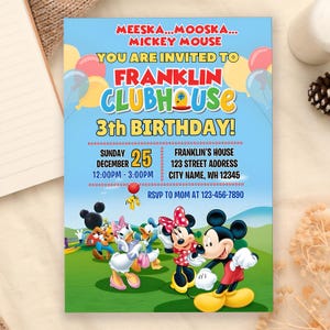 Puede incluir: Una colorida invitación para una fiesta de 3er cumpleaños con Mickey Mouse y sus amigos. La invitación incluye el texto "MEESKA...MOOSKA...MICKEY MOUSE" y "FRANKLIN CLUBHOUSE 3th BIRTHDAY!" con detalles del evento. El diseño incluye globos y personajes de dibujos animados.