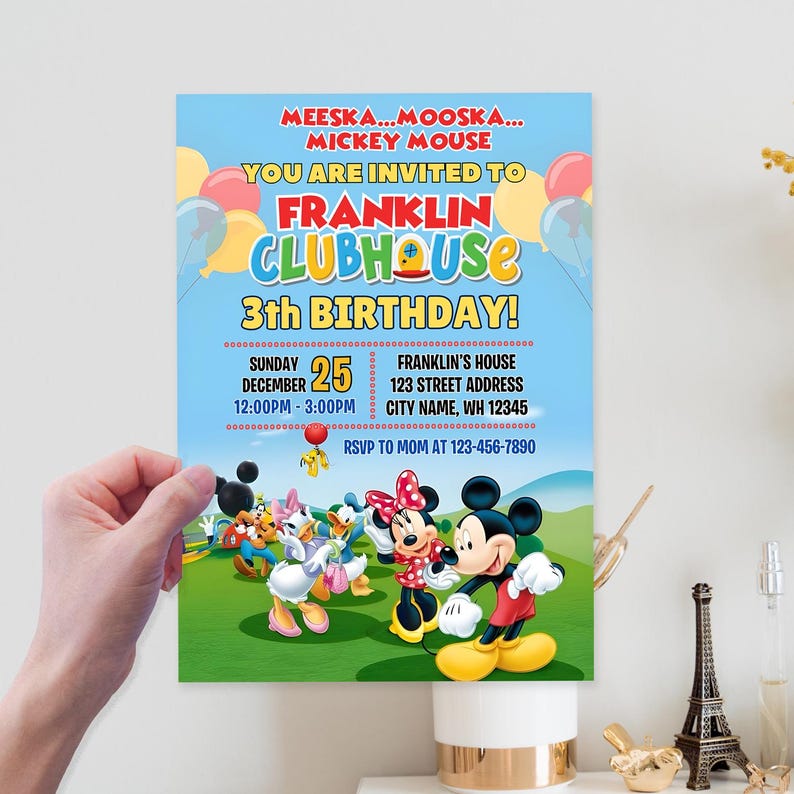 Puede incluir: Una colorida invitaci&oacute;n para el tercer cumplea&ntilde;os de Franklin, con Mickey Mouse y sus amigos. La invitaci&oacute;n tiene un fondo azul con globos y el texto "MEESKA...MOOSKA...MICKEY MOUSE". La fecha es el 25 de diciembre, la fiesta de 12:00 a 15:00.
