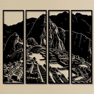 Puede incluir: Arte mural de metal negro de cuatro paneles que representa la antigua ciudad de Machu Picchu. La obra de arte muestra los detalles de las ruinas y las montañas circundantes. La pieza se exhibe sobre un sofá con cojines de colores neutros.
