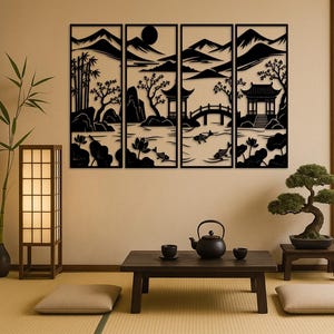 以下が含まれることがあります： 山、木、橋を描いた黒い風景画のパネルがある、穏やかな和風の部屋。低いテーブルにはティーポットとカップが置かれ、盆栽とフロアクッションがシーンを完成させている。