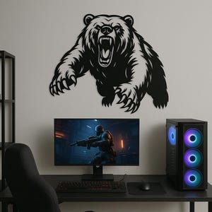 Puede incluir: Un arte de pared de metal negro con forma de oso con la boca abierta y garras está montado en una pared blanca. Debajo, una configuración de computadora incluye un monitor que muestra un videojuego, un teclado, un ratón y una torre de computadora negra con luces de colores.