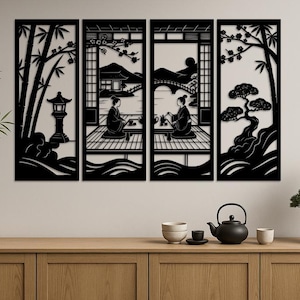 Può includere: Arte murale in metallo nero raffigurante una scena della cerimonia del tè giapponese. L'opera è divisa in quattro pannelli, che mostrano bambù, una pagoda, figure e un bonsai. Una teiera, tazze e un bonsai sono su un mobile di legno.