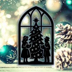 Puede incluir: Silueta negra de una escena navideña. Un árbol de Navidad está situado entre dos figuras cantando villancicos, enmarcado por una ventana arqueada. El fondo presenta adornos navideños y piñas.