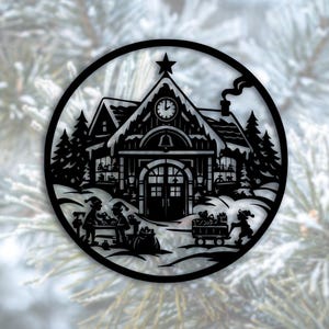 Pode incluir: Enfeite de Natal circular preto com uma silhueta detalhada de um edifício coberto de neve. O design inclui um relógio, uma estrela, árvores, um sino e figuras com presentes, evocando uma cena festiva de feriado.