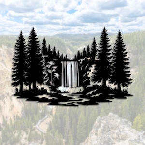 Op de afbeelding: Zwart metalen wandkunstwerk dat een waterval tussen silhouetten van dennenbomen afbeeldt. Het kunstwerk toont een gedetailleerde landschapsscène met een rivier aan de basis, tegen een achtergrond van een bergketen en een bewolkte lucht.