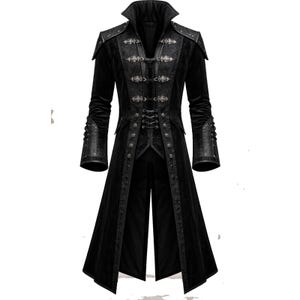 Könnte beinhalten: Schwarzer langer Mantel im Gothic-Stil. Der Mantel hat verzierte Metallverschlüsse, Schulterakzente und dekorative Details. Die Ärmel haben strukturierte Manschetten. Der Mantel hat einen hohen Kragen und eine lange Silhouette.