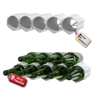 Può includere: Un portabottiglie in plastica bianca che contiene nove bottiglie di vetro verde. Le bottiglie sono disposte a scacchiera. Un'etichetta con la scritta "Made in Germany" è attaccata al portabottiglie.
