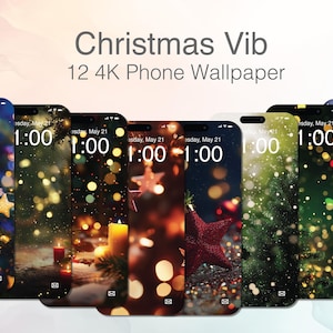 Könnte beinhalten: Eine Sammlung von Smartphones mit Weihnachtstapeten. Jedes Telefon zeigt eine andere festliche Szene mit Bokeh-Lichtern, Sternen und Kerzen. Der Text "Christmas Vib 12 4K Phone Wallpaper" ist über den Telefonen zu sehen.