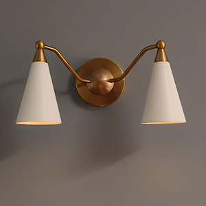 Klassisk vägglampa i mässing med dubbla armar, modern design, mitten av århundradet