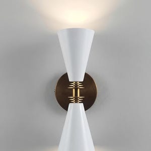 Aplique de pared Tuxedo hecho a mano con pantalla cónica blanca, a modo de "diábolo" o luminaria de pared de doble cono.