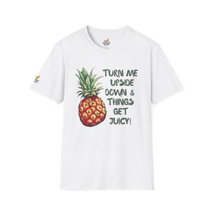 Camiseta Cheeky Pineapple, Design Exclusivo, Design de Arte Único, Camiseta Unissex, Presente para Ela, Presente para Ele, Amantes de Abacaxi