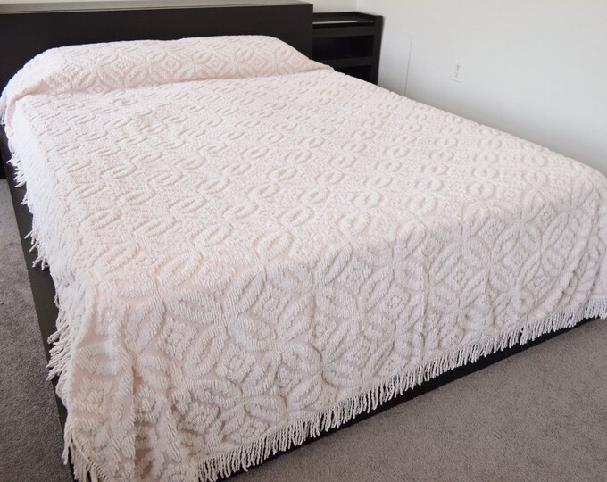 Vintage Pink Bedspread Hobnail Chenille White Fringe Flower Etsy