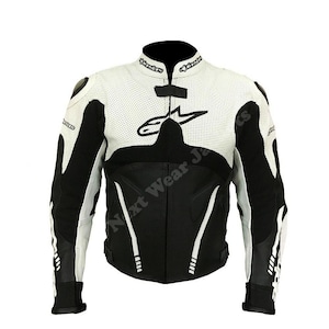 Könnte beinhalten: Weiß-schwarze Motorradjacke mit Alpinestars-Logo auf der Brust. Die Jacke hat ein perforiertes Obermaterial aus weißem Leder, schwarze Lederakzente und einen hohen Kragen. Die Ärmel haben weiße Streifen und die Jacke einen Reißverschluss.