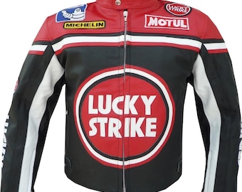 Op de afbeelding: Zwarte, rode en witte leren jas met een opstaande kraag en een ritssluiting. De jas heeft het "LUCKY STRIKE"-logo op de voorkant, "MICHELIN"- en "MOTUL"-patches en witte strepen.