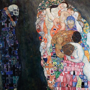 Può includere: Un dipinto artistico raffigurante una figura scheletrica in una veste blu scuro ornata di croci, di fronte a un gruppo di figure in un abbraccio colorato. L'opera d'arte è ricca di dettagli ed emozioni.