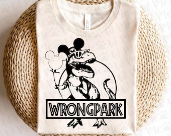 Parque equivocado SVG, T-Rex con globo de ratón SVG, Viaje familiar SVG, Regalo personalizado para adultos SVG, Archivo de vinilo cortado SVG, PDF, PNG, Archivo de diseño imprimible