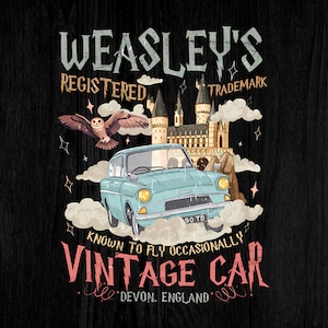 Puede incluir: Un coche vintage azul claro con el texto "Weasley's Registered Trademark" y "Vintage Car" sobre un fondo negro. Un b&uacute;ho vuela sobre el coche, con un castillo al fondo. Tambi&eacute;n est&aacute; presente el texto "Known to fly occasionally".
