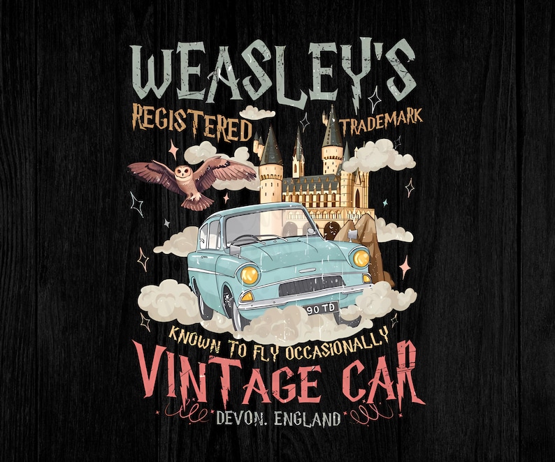 Puede incluir: Un coche vintage azul claro con el texto "Weasley's Registered Trademark" y "Vintage Car" sobre un fondo negro. Un b&uacute;ho vuela sobre el coche, con un castillo al fondo. Tambi&eacute;n est&aacute; presente el texto "Known to fly occasionally".