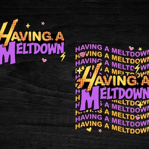 Puede incluir: Dos dise&ntilde;os con la frase "Having a Meltdown" en una fuente juguetona y colorida. El texto es principalmente morado y amarillo, con elementos decorativos como corazones, estrellas y rayos. El fondo es de vetas de madera oscura.
