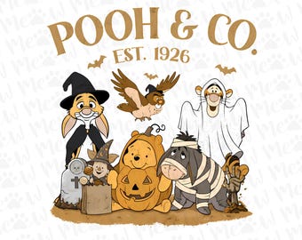 Può includere: Illustrazione a tema Halloween con Winnie the Pooh e amici. I personaggi sono in costume, tra cui una strega, un fantasma e una mummia. Il testo "POOH & CO. EST. 1926" è visualizzato sopra i personaggi, con pipistrelli.