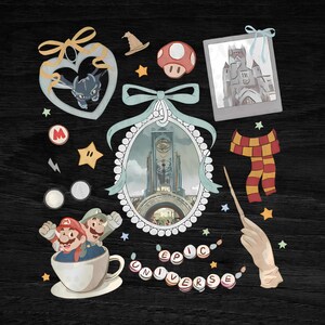 Pu&ograve; includere: Una collezione di ritagli illustrati stravaganti su sfondo nero. Include un cuore con un drago, un fungo, un castello, una sciarpa, una bacchetta e personaggi di Mario in una tazza da t&egrave;. La frase "EPIC UNIVERSE" &egrave; scritta con perline di lettere.