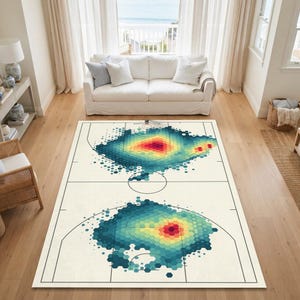 Könnte beinhalten: Ein rechteckiger Teppich mit einem Basketballplatz-Design, schwarzen Linien und einer zentralen Heatmap-Grafik aus sechseckigen Formen in Blau-, Grün-, Gelb-, Orange- und Rottönen auf einem cremefarbenen Hintergrund.