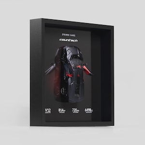 Peut inclure: Un cadre mural noir présentant une vue de dessus d'une voiture de sport Countach gris foncé avec les portes ouvertes. L'impression inclut le texte [FRAMED CARS], countach, et les spécifications techniques : V12, 814HP, 720NM et 6498cc.
