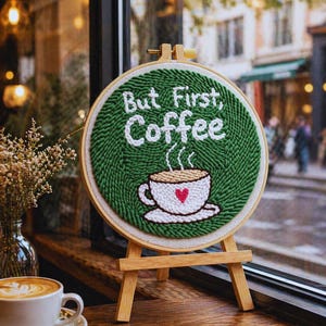 Nybörjarstansnålskit, "Men först, kaffe" Väggkonstpyssel (20 cm ring)