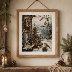 Könnte beinhalten: Ein gerahmter Wandkunstdruck, der eine verschneite Winterszene mit einem geschmückten Weihnachtsbaum, einem Kranz an einer Holztür, verpackten Geschenken und einem kleinen Vogel auf einem Baumstumpf zeigt, akzentuiert durch rote und goldene Kugeln.