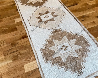 Vintage Southwestern Runner Rug: Cream, Earth-Tone Diamond Medallions, Aztec Geometric Stars
