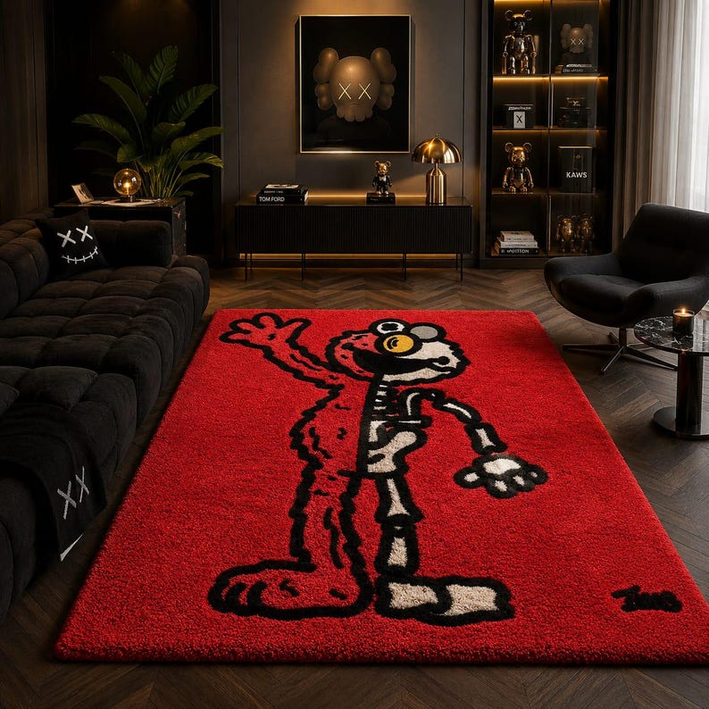 Puede incluir: Una alfombra rectangular roja con un dise&ntilde;o de personaje de dibujos animados con un motivo de esqueleto. El personaje est&aacute; delineado en negro con acentos blancos y beige. La alfombra est&aacute; colocada sobre un suelo de madera oscura en un sal&oacute;n moderno.