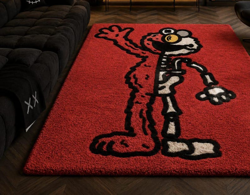Puede incluir: Una alfombra rectangular roja con un dise&ntilde;o de personaje de dibujos animados. El dise&ntilde;o es una versi&oacute;n esquel&eacute;tica de un personaje con contornos negros y huesos blancos. La alfombra tiene una textura afelpada y est&aacute; colocada sobre un suelo de madera oscura.