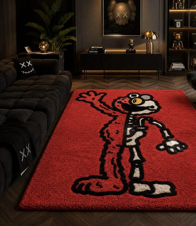 Puede incluir: Una alfombra rectangular roja con un dise&ntilde;o de personaje de dibujos animados con un motivo de esqueleto. El personaje est&aacute; delineado en negro con acentos blancos y amarillos. La alfombra est&aacute; en un sal&oacute;n moderno.