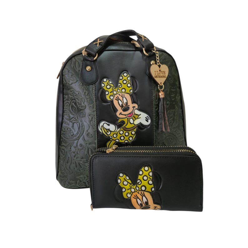 Op de afbeelding: Zwarte rugzak en bijpassende portemonnee set met Minnie Mouse. De rugzak heeft een bloemreli&euml;f ontwerp en goudkleurige hardware. De portemonnee en rugzak hebben een Minnie Mouse afbeelding met een gele stippen strik.