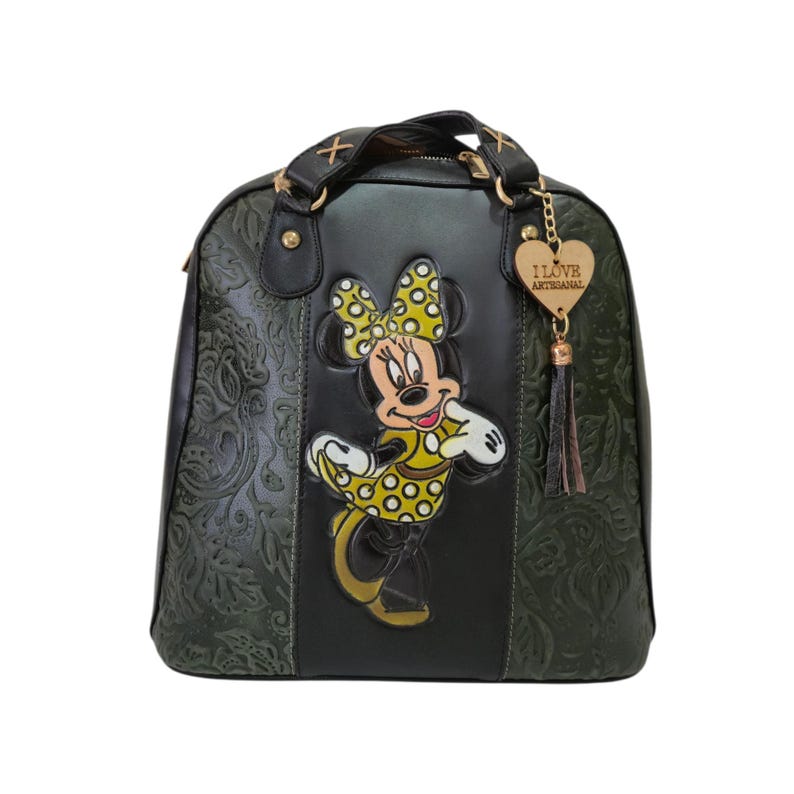 Op de afbeelding: Een donkergroene handtas met een Minnie Mouse-ontwerp. De tas heeft een gestructureerd bloemenpatroon aan de zijkanten en een centraal paneel met een Minnie Mouse-applicatie. De tas heeft een handvat aan de bovenkant en een goudkleurige bedel met de tekst "I Love Artisanal".