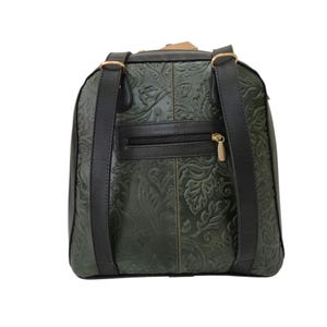 Op de afbeelding: Groene rugzak met een bloemreli&euml;fpatroon. De rugzak heeft zwarte bandjes en een zwart ritsvak met een gouden ritstrekker. De bandjes zijn bevestigd aan goudkleurige ringen.