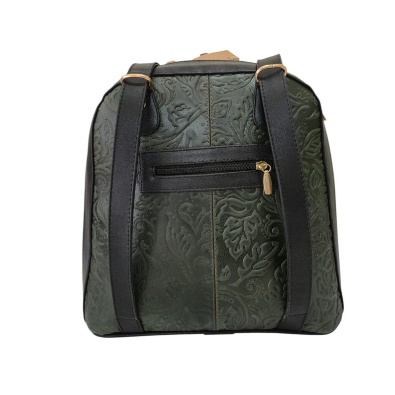 Op de afbeelding: Groene rugzak met een bloemreli&euml;fpatroon. De rugzak heeft zwarte bandjes en een zwart ritsvak met een gouden ritstrekker. De bandjes zijn bevestigd aan goudkleurige ringen.