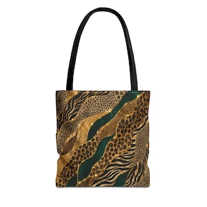 Peut inclure: Un sac fourre-tout avec un motif répétitif de bandes ondulées diagonales. Le design intègre des sections de paillettes dorées, de vert foncé, de rayures zébrées noires et dorées, et des textures imprimé léopard. Le sac a deux anses noires.