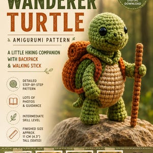 Może przedstawiać: Cyfrowy wzór szydełkowy w formacie PDF na amigurumi Żółw Wędrowiec. Żółw jest zielony z beżowym brzuchem, nosi pomarańczowy plecak i trzyma brązowy kijek. Wzór zawiera instrukcje wykonania zabawki o wysokości 11 cm.