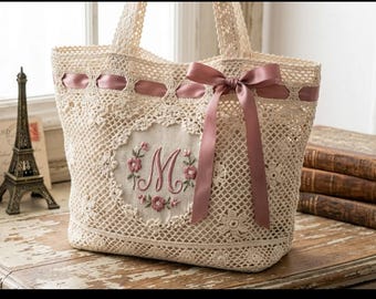 Patrón PDF para bolso tote de encaje de ganchillo con monograma personalizado, lazo floral estilo cottagecore coqueto para descargar.