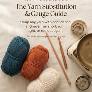 Op de afbeelding: Een printbare PDF-gids getiteld The Yarn Substitution & Gauge Guide voor breiers en hakers. Bevat drie bollen garen in teal, oranje en crème, een houten breinaald, een houten haaknaald en twee ronde meetlinten.