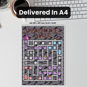 Puede incluir: Juego de laberinto impreso en tama&ntilde;o A4 titulado "Apprentice's Maze". El juego presenta un fondo de estilo ladrillo con un camino de laberinto, c&iacute;rculos numerados e ilustraciones de personajes caprichosos. Las dimensiones son 210 x 297 mm.
