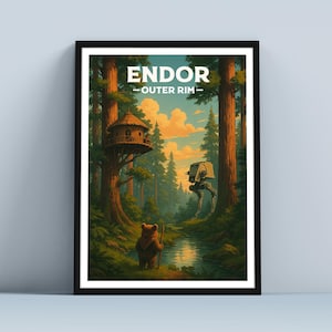 Könnte beinhalten: Gerahmter Kunstdruck mit einer Waldszene und dem Text "ENDOR - OUTER RIM". Das Kunstwerk zeigt ein Baumhaus, einen kleinen Bach und eine Kreatur, die einen Stab hält. Ein AT-ST-Walker ist ebenfalls im Hintergrund zu sehen. Die Farbpalette umfasst Grün-, Braun- und Blautöne.