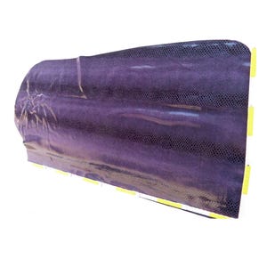 Könnte beinhalten: Ein Stück lila Leder mit einem strukturierten, gepunkteten Muster. Das Leder ist in klarem Kunststoff verpackt und hat gelbes Klebeband an den Kanten. Das Leder hat eine tiefe, satte lila Farbe.