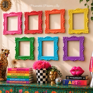Può includere: Una collezione di sette cornici rettangolari dai colori vivaci, tra cui rosa acceso, rosso, arancione, giallo, verde, blu e viola, disposte su una parete sopra una superficie decorata con libri, una statua di leopardo e una lampada a lava.