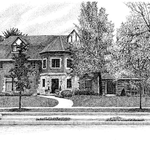 Puede incluir: Un dibujo en blanco y negro a pluma y tinta de una casa de ladrillo con un gran porche delantero y un camino que conduce a la puerta principal. La casa tiene un gran jardín delantero con árboles y arbustos. El dibujo está hecho en un estilo realista.